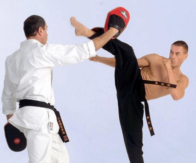 Consigue éxito a patadas Consigue éxito a patadas