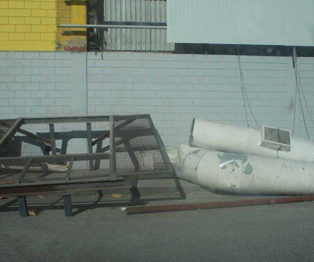 Obstruyen el paso de los peatones Obstruyen el paso de los peatones