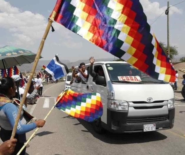Caravana de Morales avanza tras evadir bloqueos en Bolivia Caravana de Morales avanza tras evadir bloqueos en Bolivia