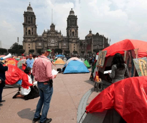 FRENAAA levanta plantón del Zócalo; asegura que es por medidas de seguridad