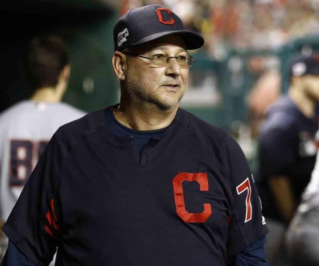 Alomar sigue en staff de Francona