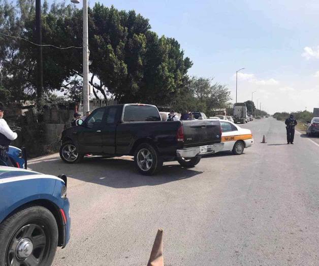 Entra en callejón y se estrella contra un taxi Entra en callejón y se estrella contra un taxi
