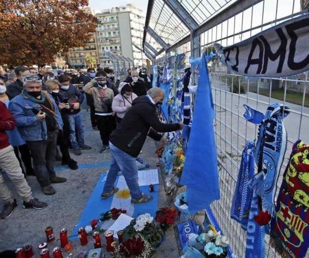 Se aglomeran en Casa Rosada para despedir a Diego