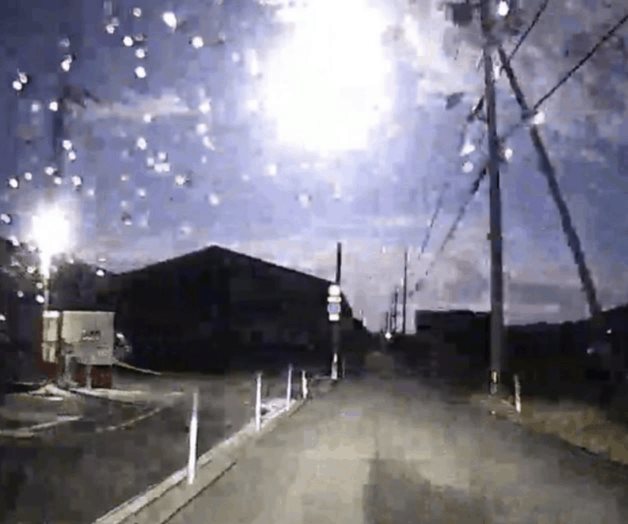 Japoneses asisten a la caída de un brillante meteoro