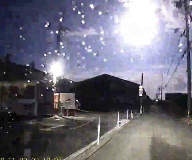 Japoneses asisten a la caída de meteoro