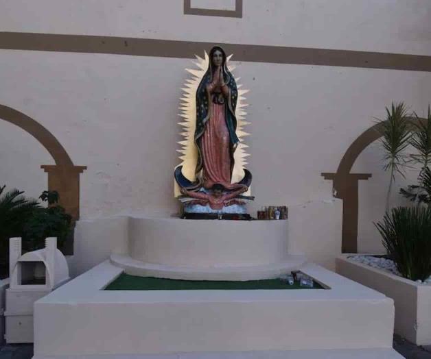 Arreglan altar de la virgen de Guadalupe