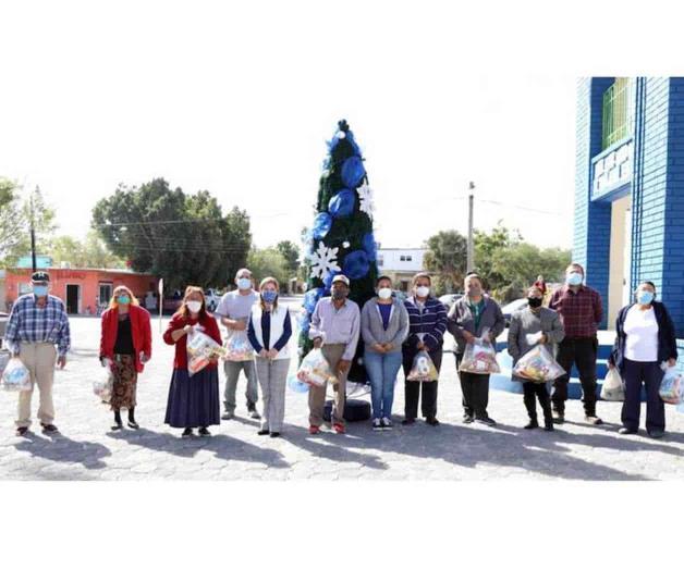 Distribuye Leticia Peña despensas municipales