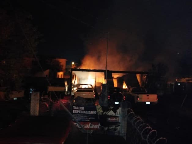 Arde taller con autos dentro