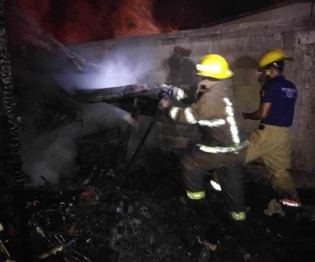 Arde taller con autos dentro