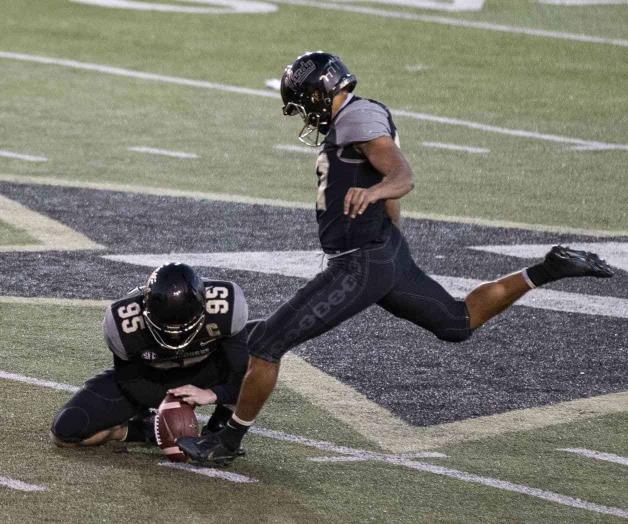 Hace Fuller historia en futbol colegial