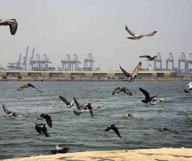 Sufre petrolero explosión externa en aguas saudíes