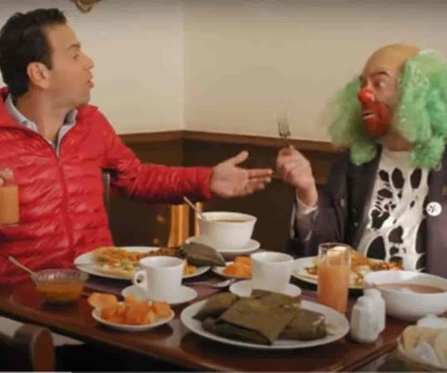 Entre pellizcadas y albures Brozo y Loret hablan de polémica con AMLO