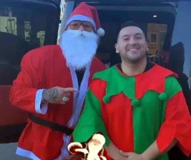 Sale Andy a repartir regalos disfrazado de Santa