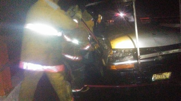 Arde camioneta en ‘puentes gemelos’ de autopista 
