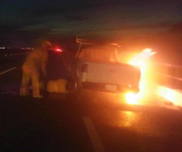 Arde camioneta en ‘puentes gemelos’ de autopista 