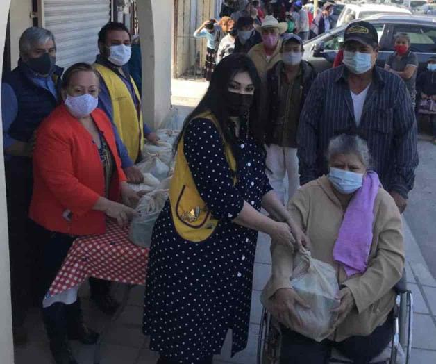 Donan despensas para 300 familias Donan despensas para 300 familias