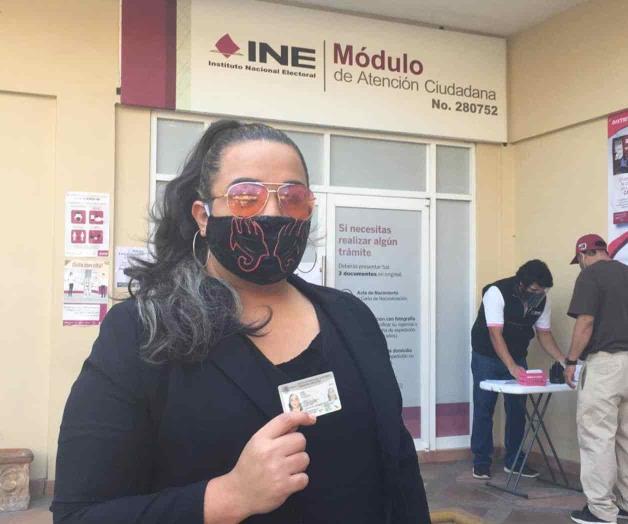 Recibe ‘Trans’ credencial de elector con nueva identidad Recibe ‘Trans’ credencial de elector con nueva identidad