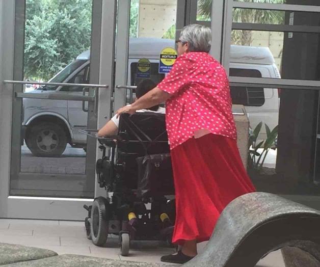 Vacunan a abuelitos Vacunan a abuelitos
