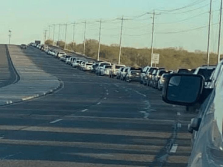 Alertan de largas filas de autos por la vacuna Covid Alertan de largas filas de autos por la vacuna Covid