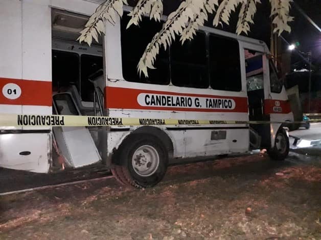 Choca microbús contra un poste; hay 5 lesionados