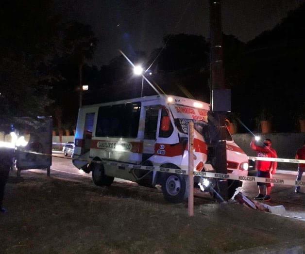 Choca microbús contra un poste; hay 5 lesionados Choca microbús contra un poste; hay 5 lesionados