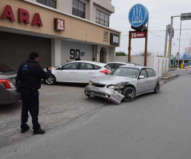 Ignora alto: se estrella contra mujer