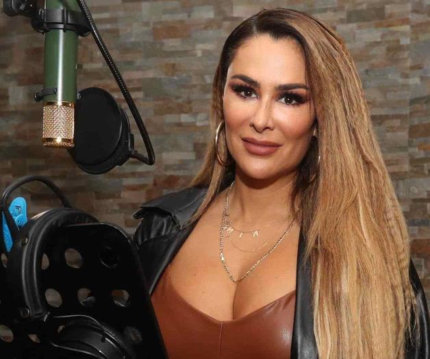 Dedica tema a su esposo