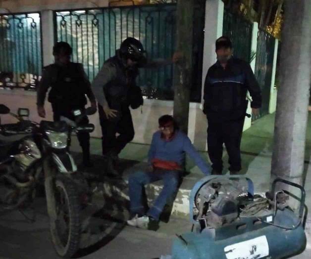 Arrestan veladores a ratero cuando arrastraba un compresor robado