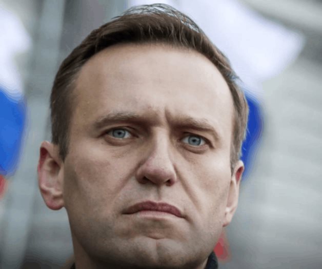 Navalny regresa a Moscú y es detenido