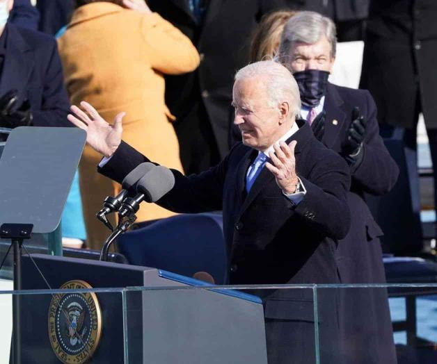 El traje azul con el que Biden quiere “recuperar el decoro”