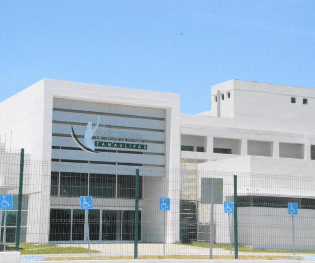 Rocía gasolina a familiar ¡y luego le prende fuego! Rocía gasolina a familiar ¡y luego le prende fuego!