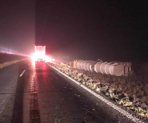 Trailero lesionado en aparatosa volcadura