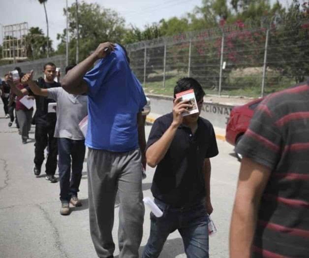 Juez bloquea prohibición de Biden contra las deportaciones