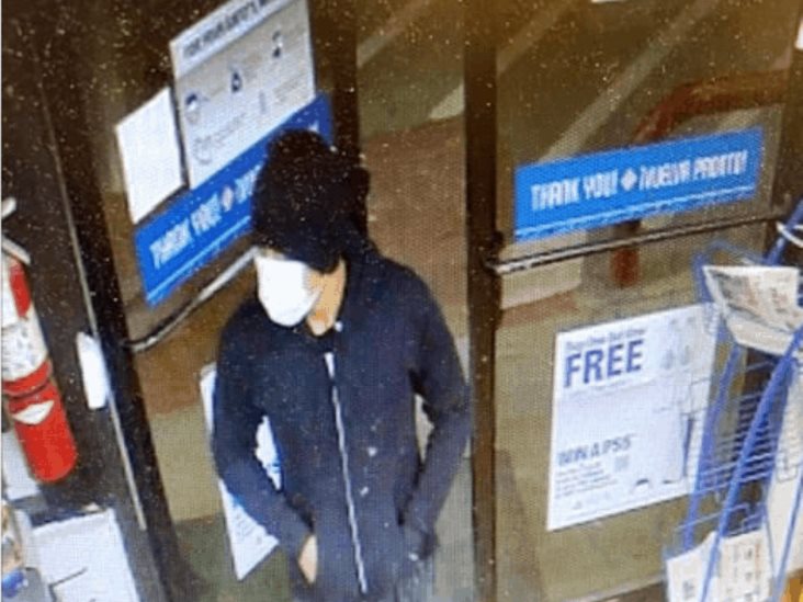 Van tras la pista de peligroso asaltante Van tras la pista de peligroso asaltante
