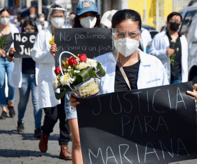 Médicos y alumnos protestan por feminicidio de Mariana