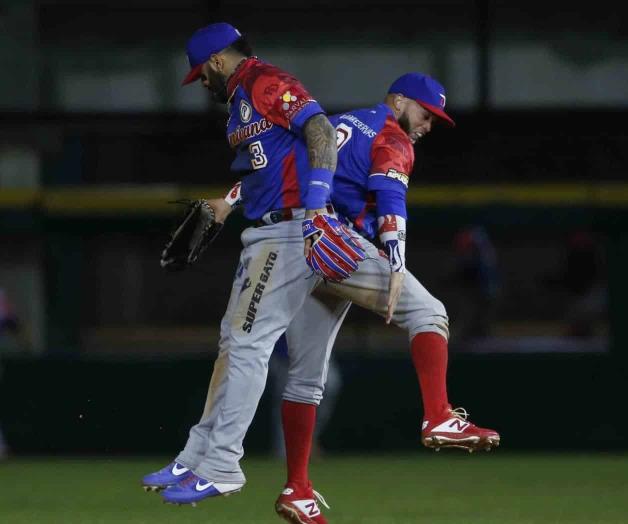 Dominicana aplasta a Panamá y sigue invicta