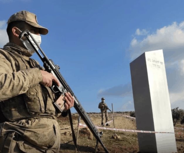 Aparece misterioso monolito en el sureste de Turquía