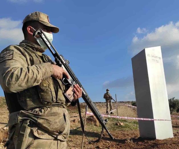 Aparece misterioso monolito en el sureste de Turquía