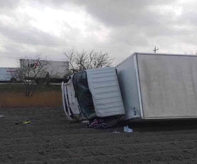 Chofer herido en volcadura