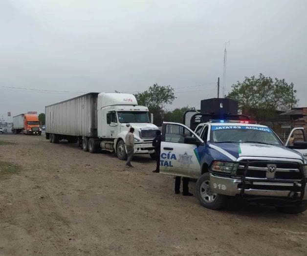 Sufre trailero secuestro ‘exprés’; saquean cuenta