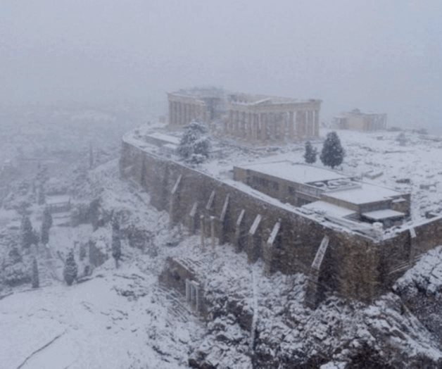 Rara nevada cubre Atenas; demora servicios y vacunas COVID