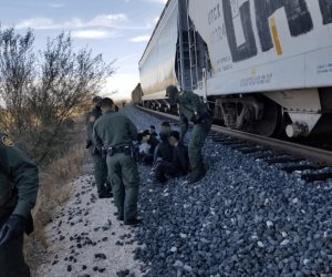 Descubren en vagones de carga a extranjeros