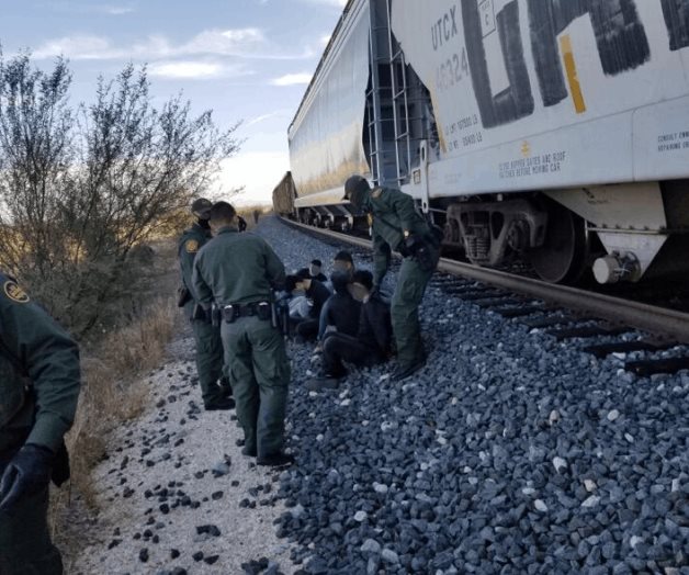 Descubren en vagones de carga a extranjeros