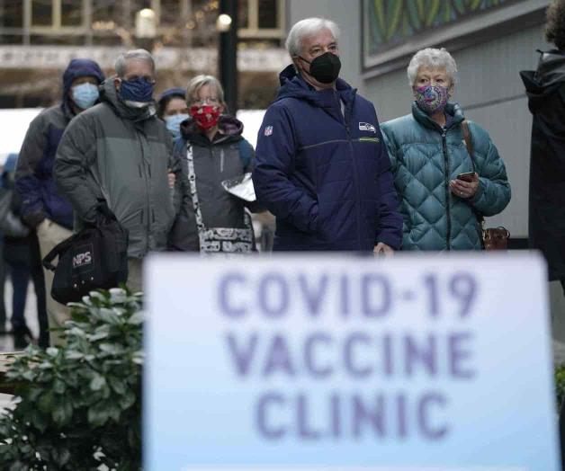 Persona de la tercera edad camina millas para vacunarse