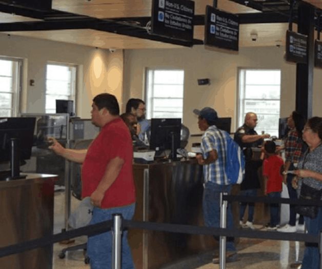 Agente del CBP permitía el paso a su empleada