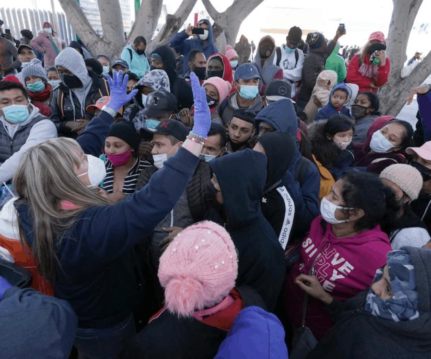 Saturan migrantes puerto fronterizo en Tijuana en busca de asilo Saturan migrantes puerto fronterizo en Tijuana en busca de asilo