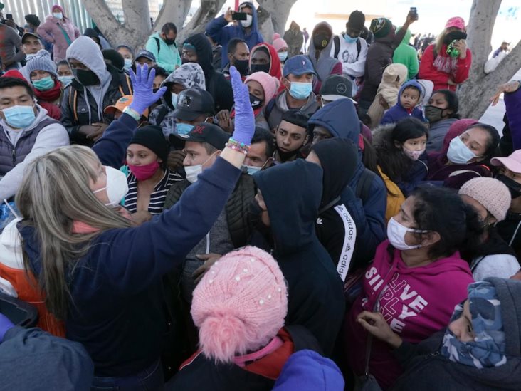 Saturan migrantes puerto fronterizo en Tijuana en busca de asilo Saturan migrantes puerto fronterizo en Tijuana en busca de asilo