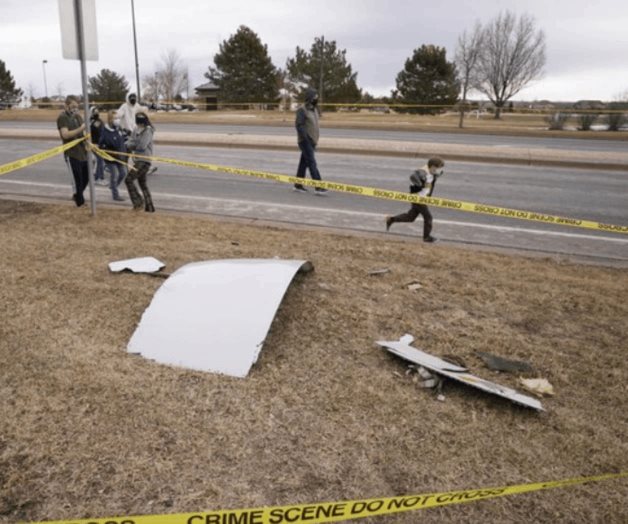 Piezas se desprenden de avión y caen en suburbios de Denver