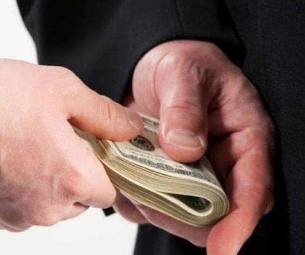 Funcionarios ligados a corrupción operan programas de la 4T