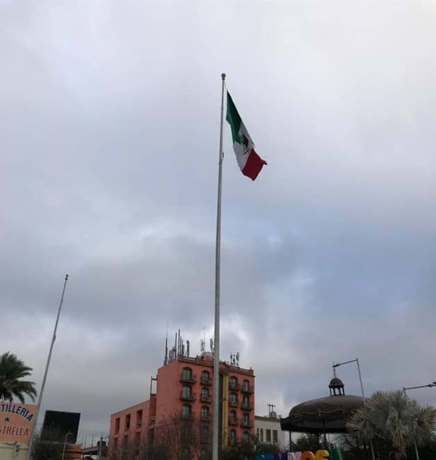 Izan bandera en plaza principal de Reynosa